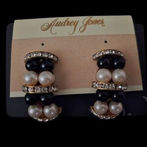 Vintage Aunrey Jones Black and White Faux Pearl Rhinestone Clip ON Earring NWT